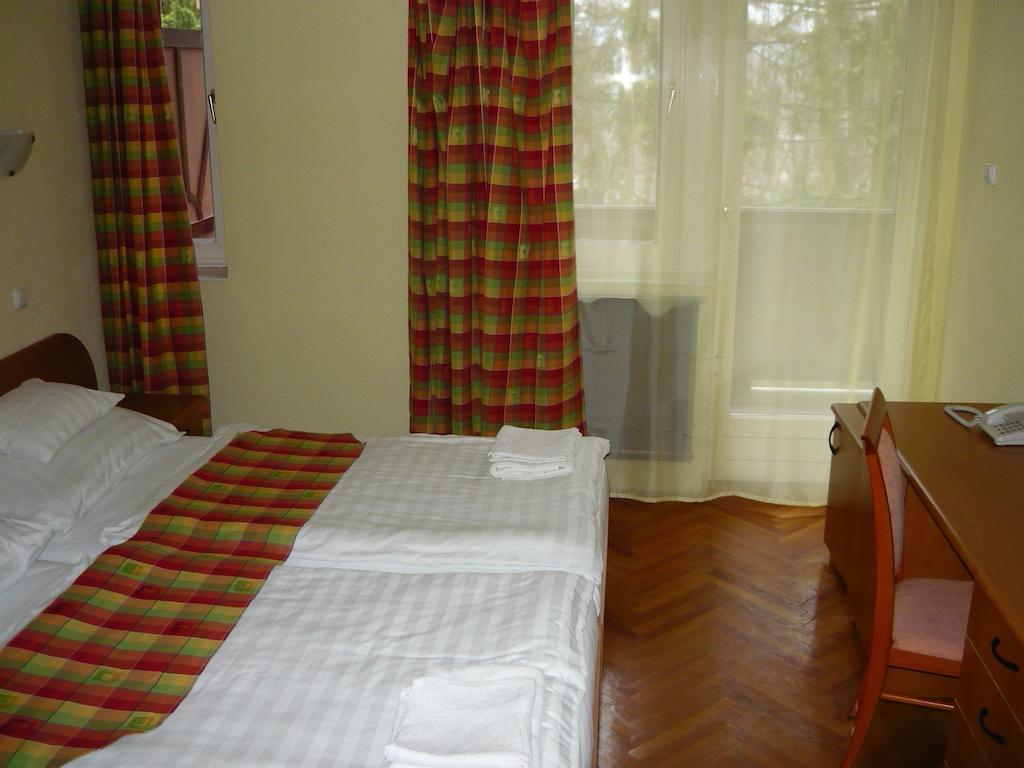 Ezuestfenyo Hotel Telkibánya Eksteriør billede
