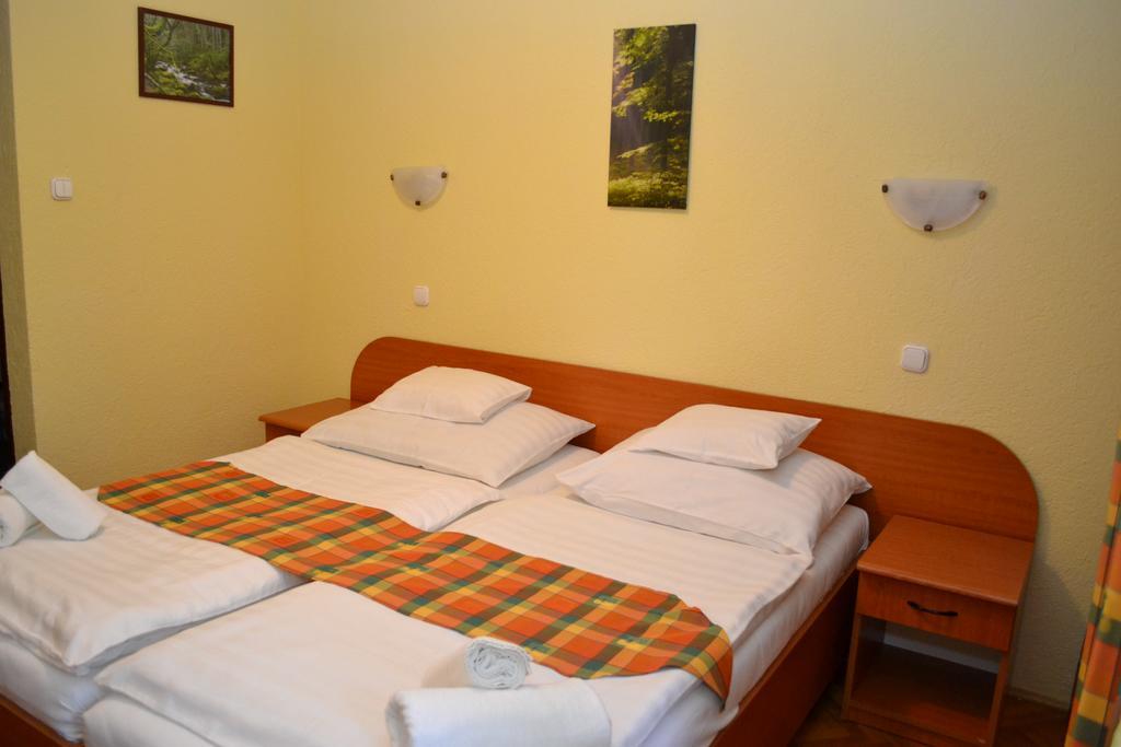 Ezuestfenyo Hotel Telkibánya Eksteriør billede
