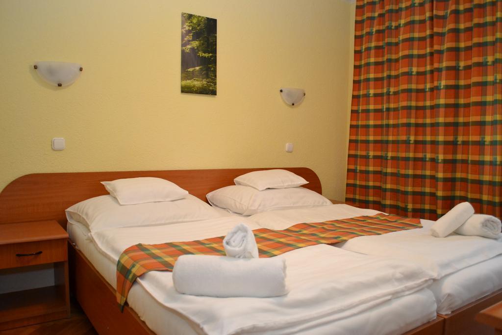 Ezuestfenyo Hotel Telkibánya Eksteriør billede