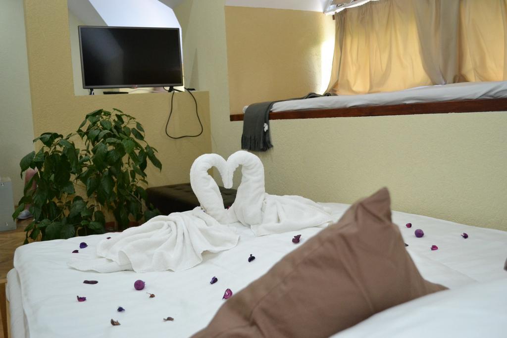Ezuestfenyo Hotel Telkibánya Eksteriør billede