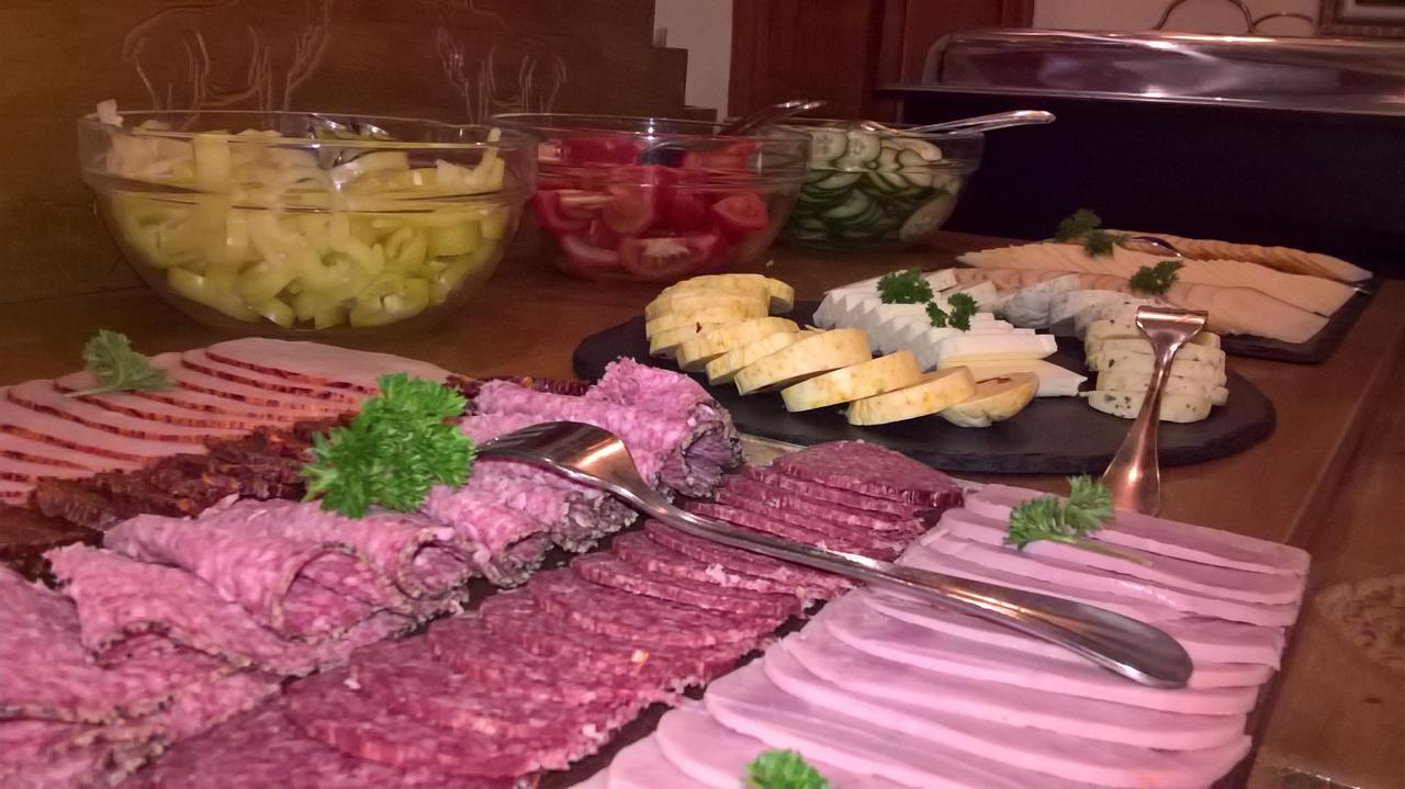 Ezuestfenyo Hotel Telkibánya Eksteriør billede